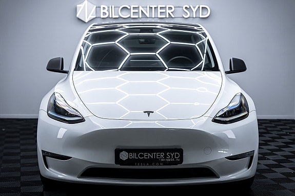 Tesla Model Y 4 of 27