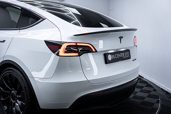 Tesla Model Y 12 of 27
