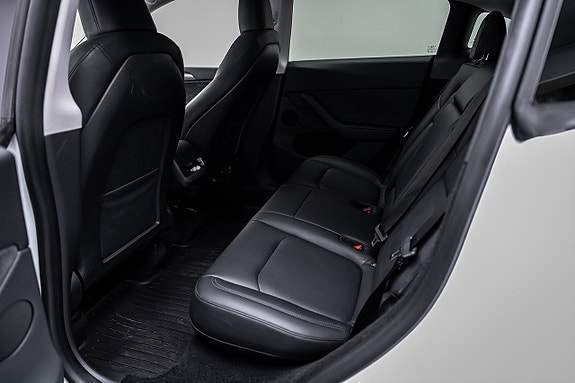 Tesla Model Y 24 of 27