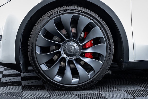 Tesla Model Y 3 of 27