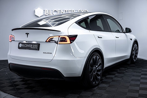 Tesla Model Y 8 of 27
