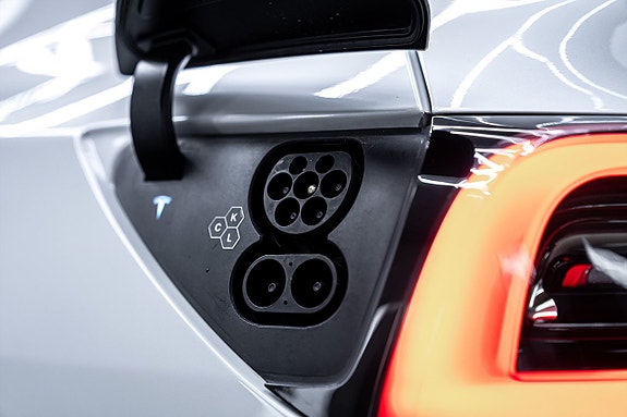 Tesla Model Y 13 of 27