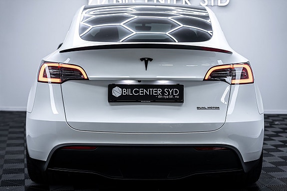 Tesla Model Y 10 of 27