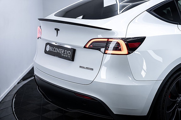 Tesla Model Y 9 of 27
