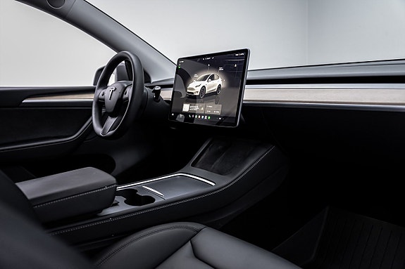 Tesla Model Y 26 of 27