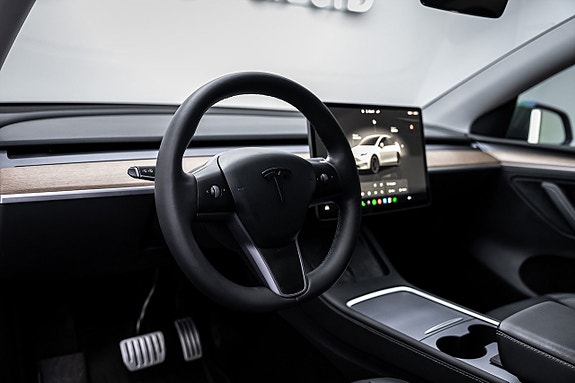 Tesla Model Y 16 of 27