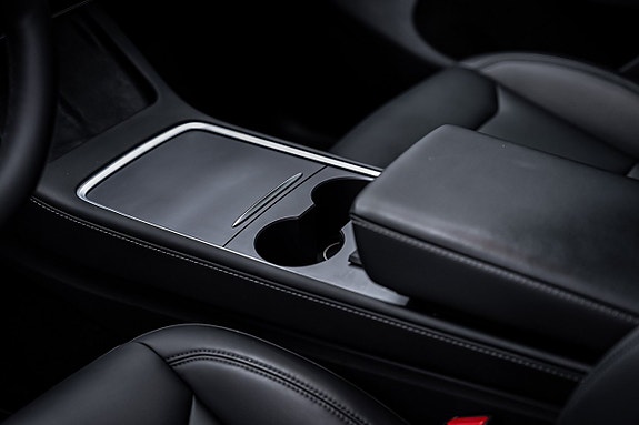 Tesla Model Y 17 of 27