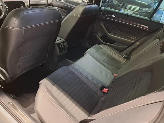 Volkswagen Passat 12 of 16