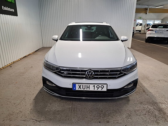 Volkswagen Passat 2 of 16