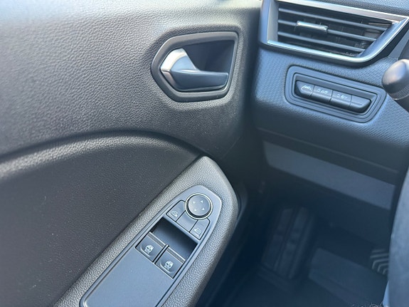 Renault Clio 23 of 24