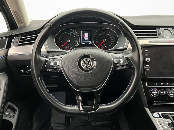 Volkswagen Passat 12 of 30