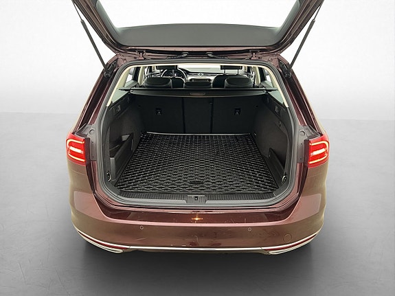 Volkswagen Passat 10 of 30