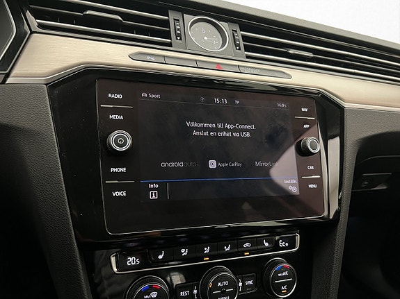 Volkswagen Passat 23 of 30
