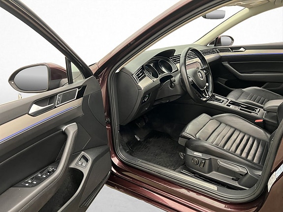 Volkswagen Passat 14 of 30