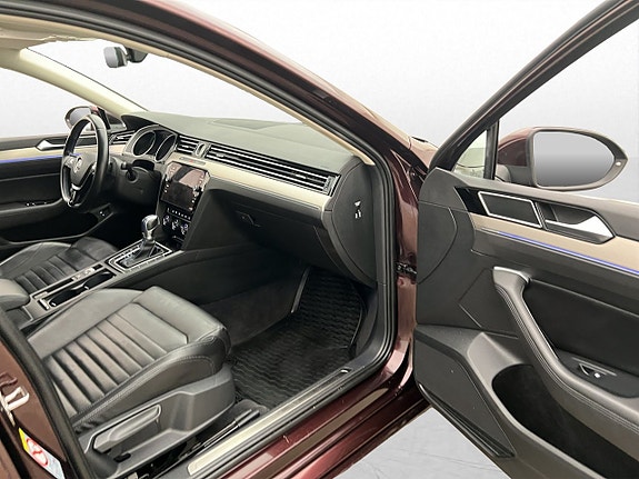 Volkswagen Passat 9 of 30