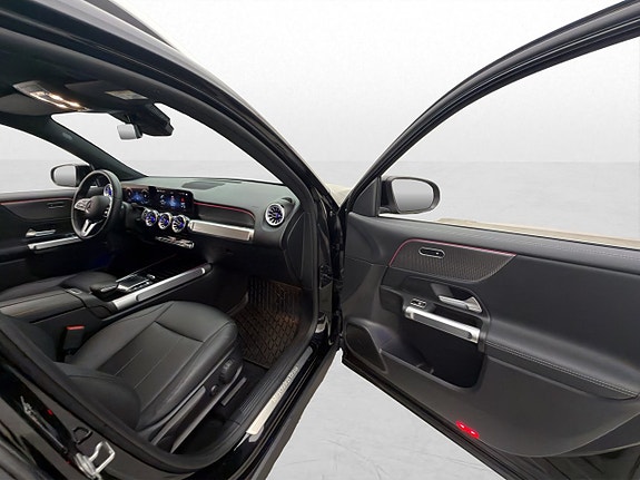 Mercedes-Benz EQB300 23 of 30