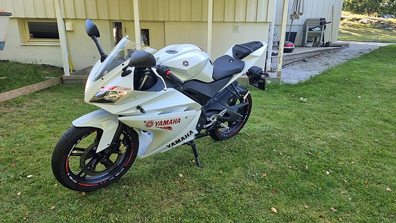 Yamaha YZF-R125 2 of 3