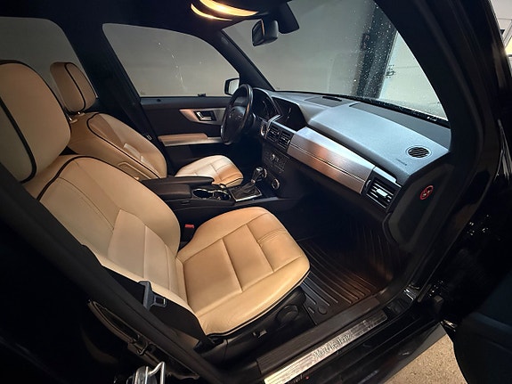 Mercedes-Benz GLK320 9 of 13