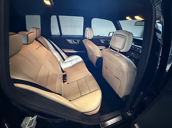 Mercedes-Benz GLK320 10 of 13