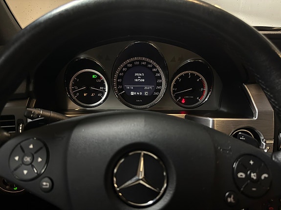 Mercedes-Benz GLK320 12 of 13