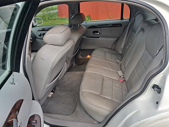 Lincoln Town Car 7 of 8