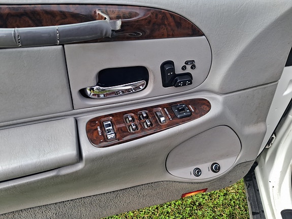 Lincoln Town Car 6 of 8