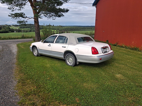 Lincoln Town Car 2 of 8