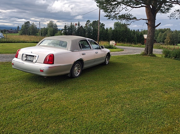 Lincoln Town Car 3 of 8