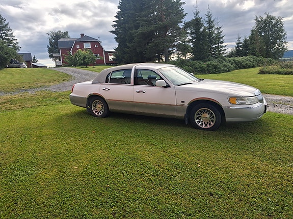 Lincoln Town Car 4 of 8