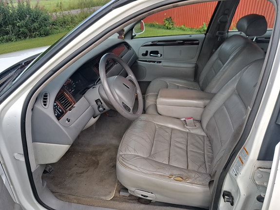 Lincoln Town Car 5 of 8