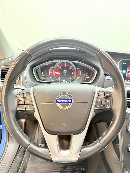 Volvo V40 Cross Country 7 of 11