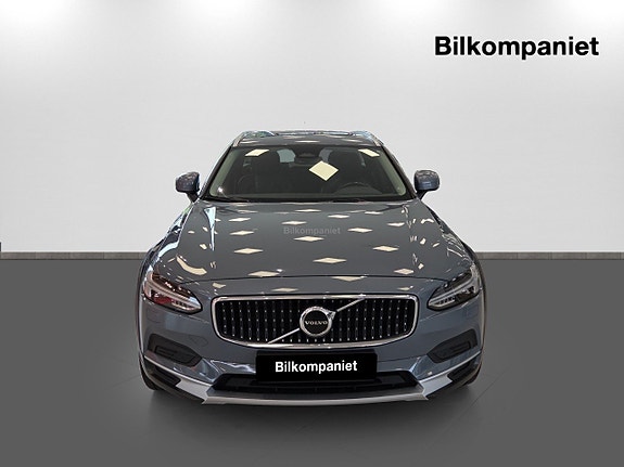 Volvo V90 Cross Country 2 of 16