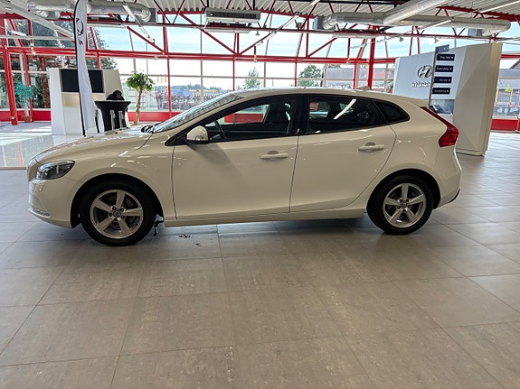 Volvo V40 2 of 12