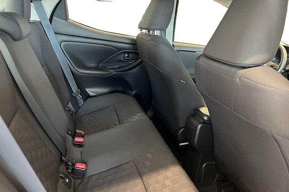 Toyota Yaris 8 of 21