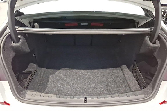 BMW 320i 12 of 22
