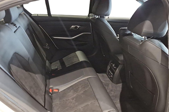 BMW 320i 9 of 22