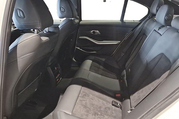 BMW 320i 13 of 22