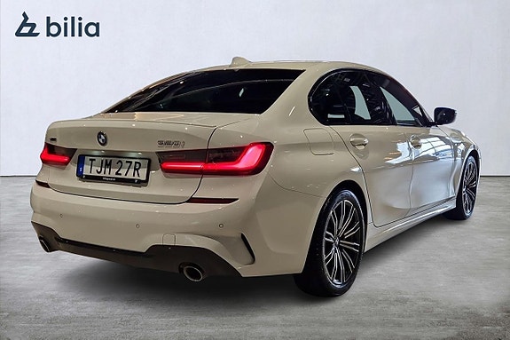 BMW 320i 19 of 22
