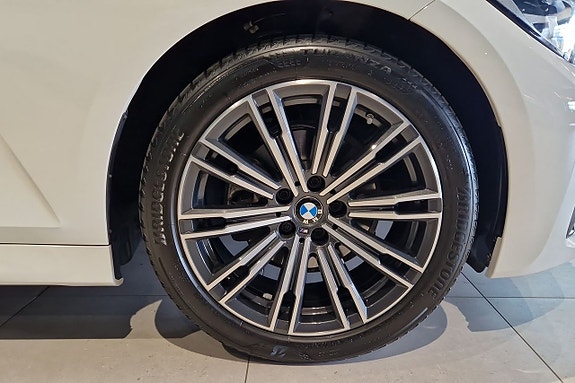 BMW 320i 17 of 22