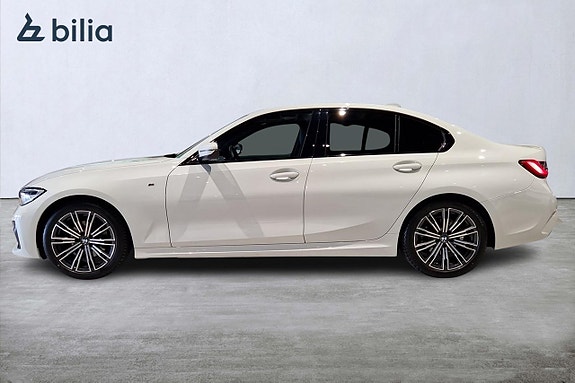 BMW 320i 3 of 22
