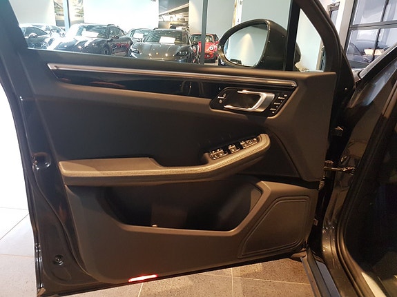 Porsche Macan S 6 of 10