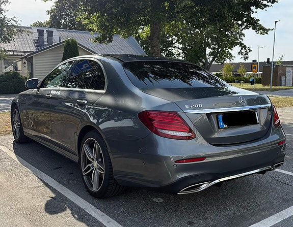 Mercedes-Benz E200 3 of 4