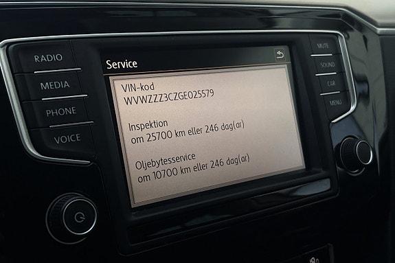Volkswagen Passat 23 of 30