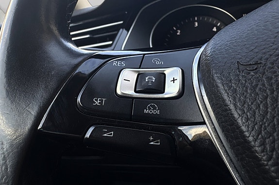 Volkswagen Passat 16 of 30