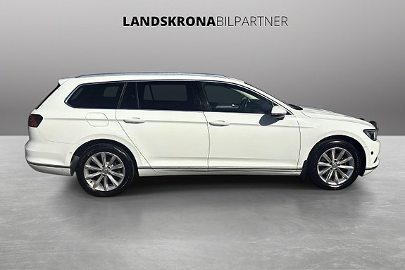 Volkswagen Passat 4 of 30
