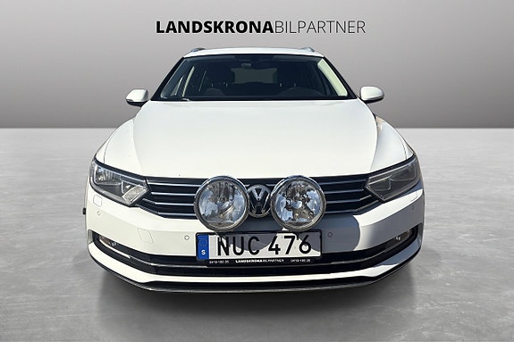 Volkswagen Passat 2 of 30