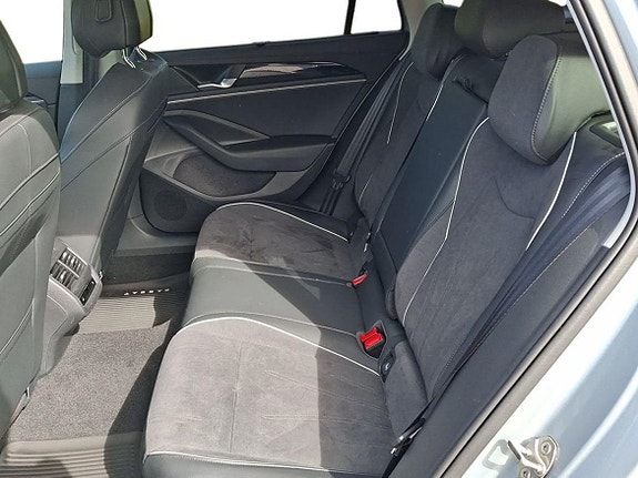 Volkswagen Passat 19 of 23