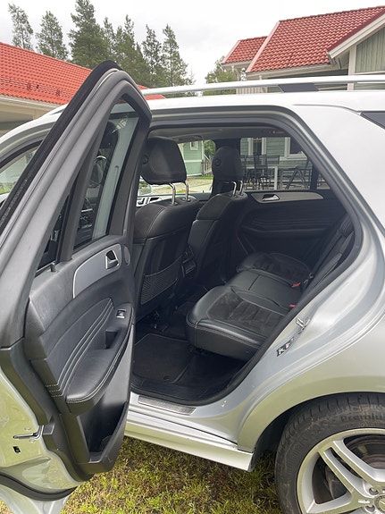 Mercedes-Benz ML350 7 of 8