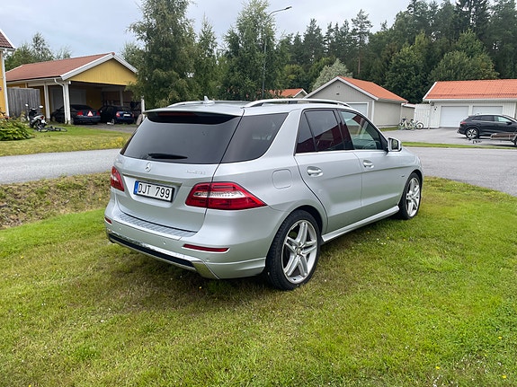 Mercedes-Benz ML350 4 of 8