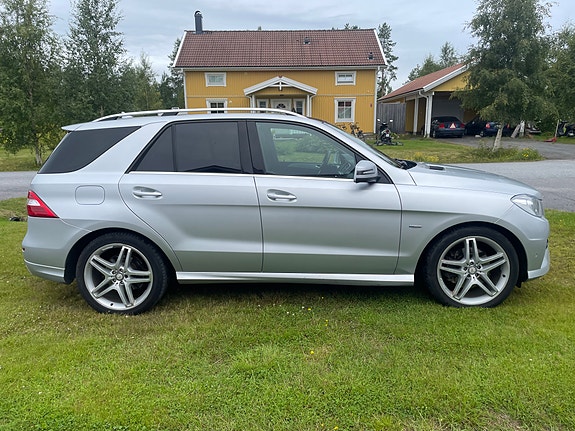 Mercedes-Benz ML350 2 of 8